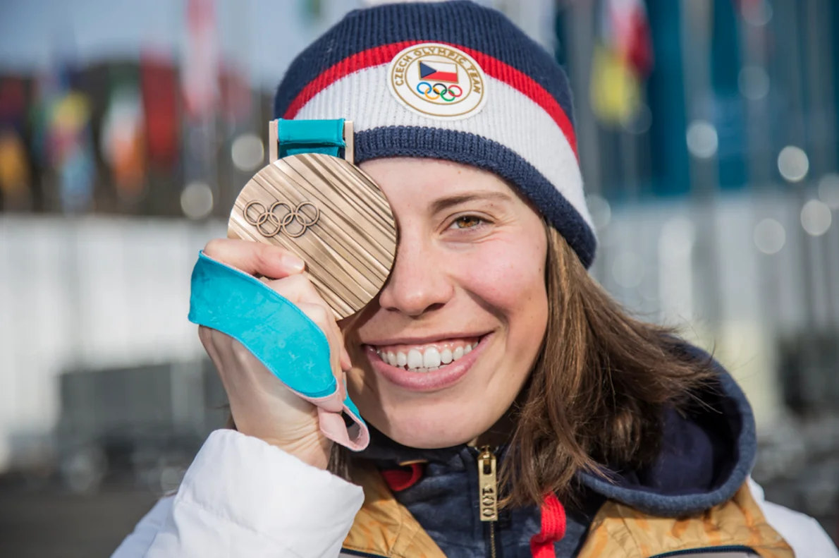 Bronzová Samková po příletu mobilizovala hlasivky. Nechala je u ledu
