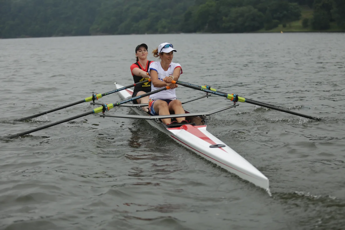 Zářila nadšením. Olympijská vítězka vzala na skif nadějnou závodnici