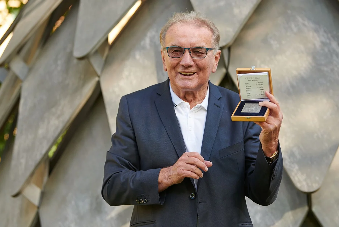 Cenu fair play za rok 2020 získal fotbalový trenér Dušan Uhrin či herec Alfred Strejček