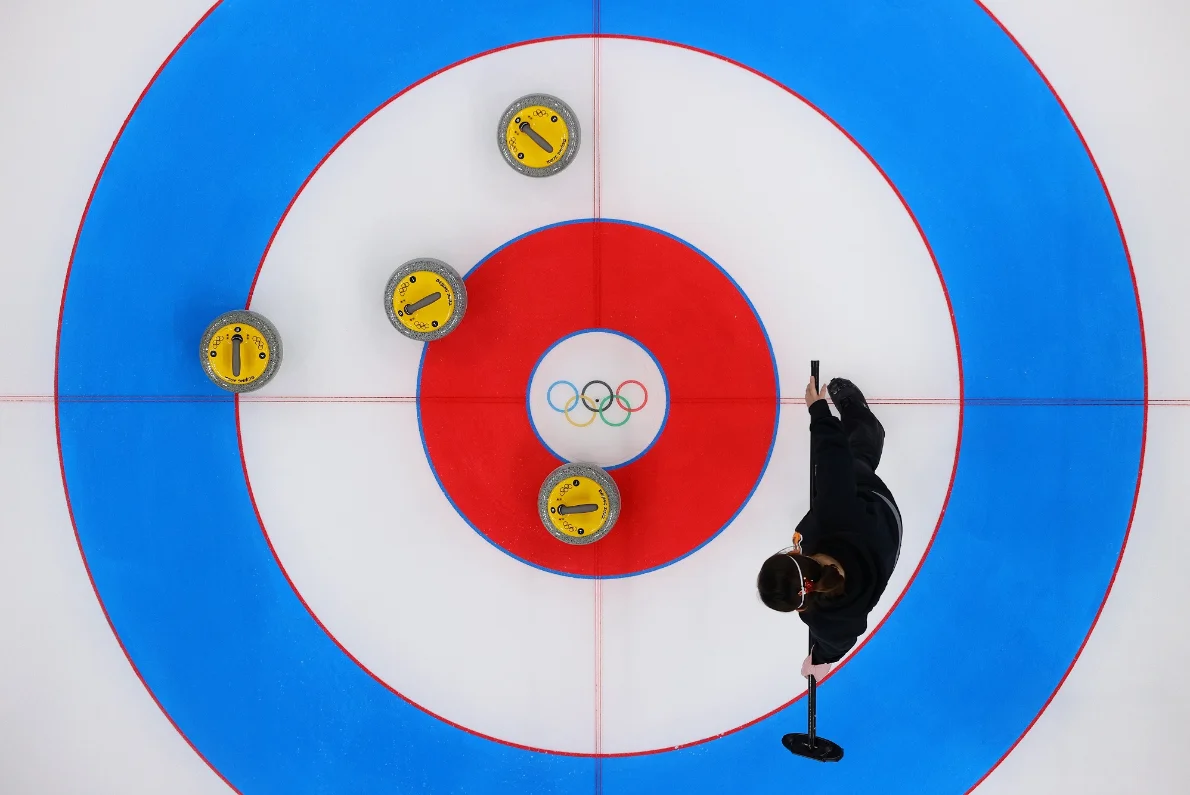 Hra dovedností a tradic. Curling je gentlemanským soubojem na ledě