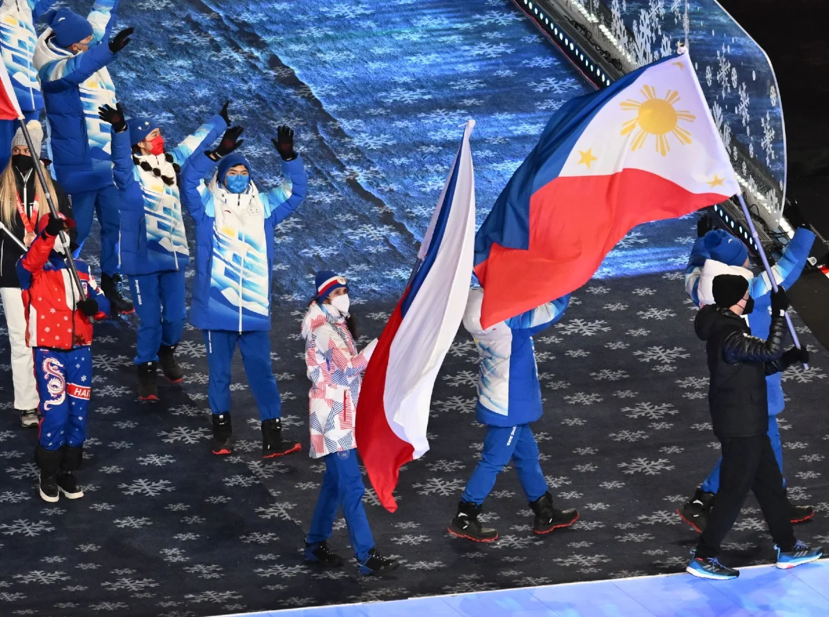 Dojatá Sáblíková přinesla vlajku do Ptačího hnízda. Hry v Pekingu skončily