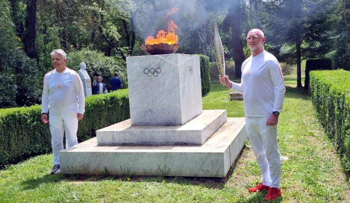 Velká čest. Čech běžel v kolébce olympijských her s pochodní pro Paříž