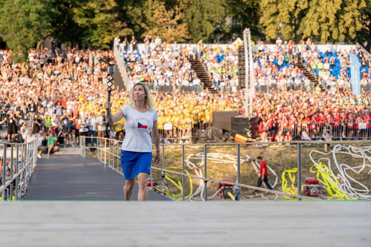 Velkolepé zahájení! Plamen Olympiády dětí a mládeže vyšlehl z řeky Vltavy