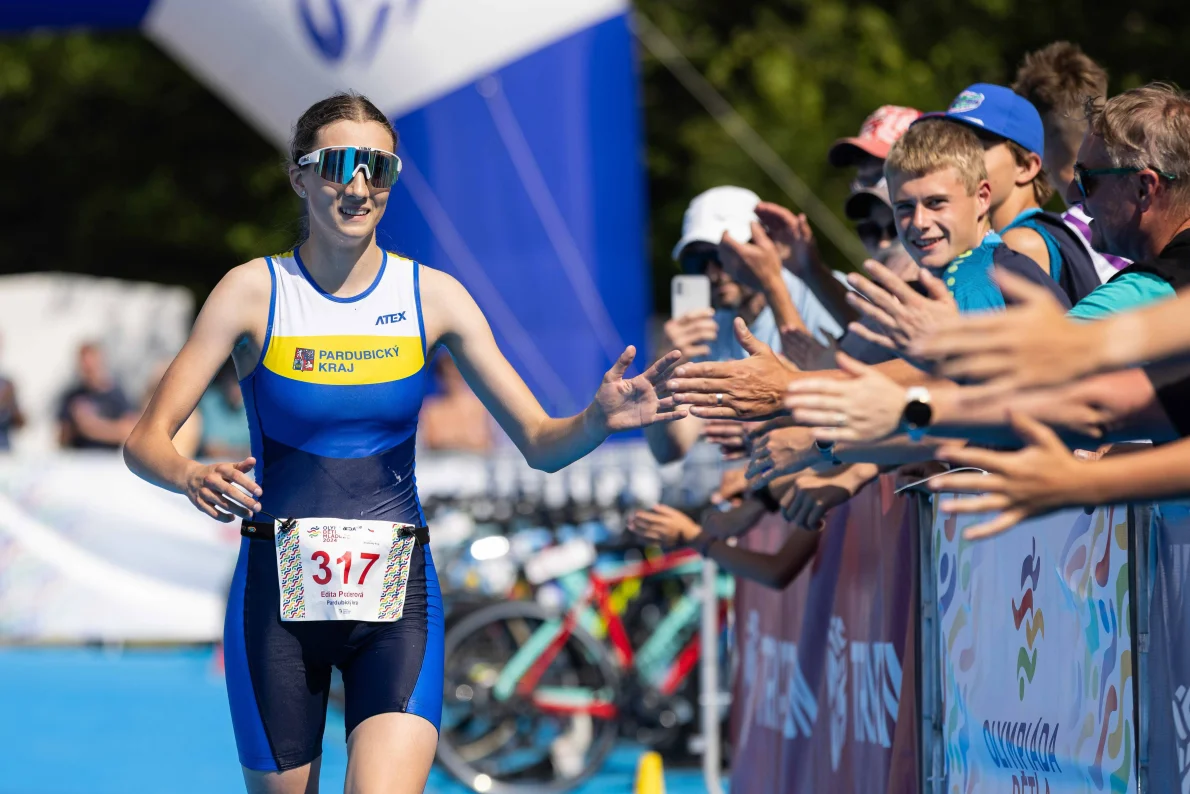 Sport musí být zábava, shoduje se triatlonistka s otcem, který ji trénuje. Ale ona i vítězí
