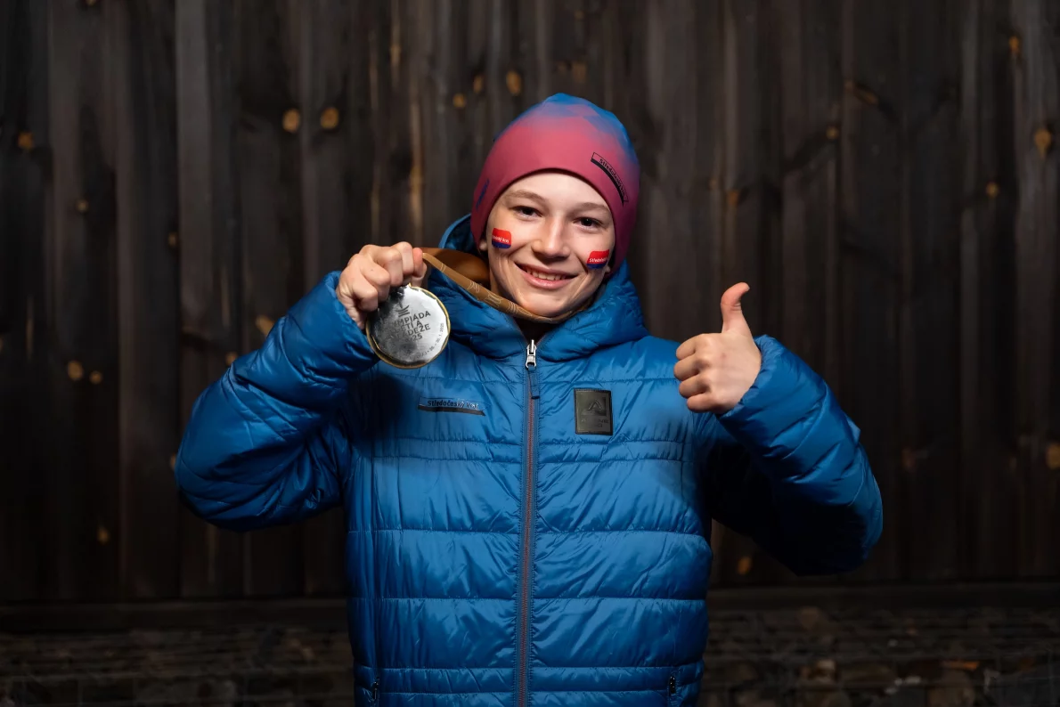 Zlatý skikrosař Novotný: Táta mi snowboard zakázal! Na Olympiádě dětí a mládeže mu pak hrdý otec pověsil medaili na krk