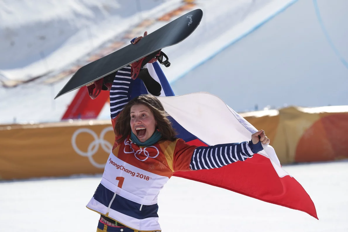 Rozjeďte to na prkně s Evou Adamczykovou aneb snowboardcross POLOPATĚ 