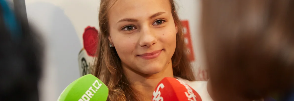 Tatínek hledá chyby, maminka za odměnu navaří. A šestnáctiletá plavkyně v bazénu září