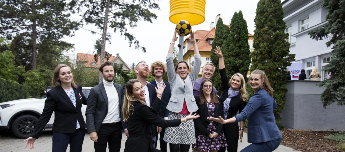 Sportovní diplomacie: Absolventi druhého ročníku převzali diplomy, jejich následovníkům přednášela i Barteková