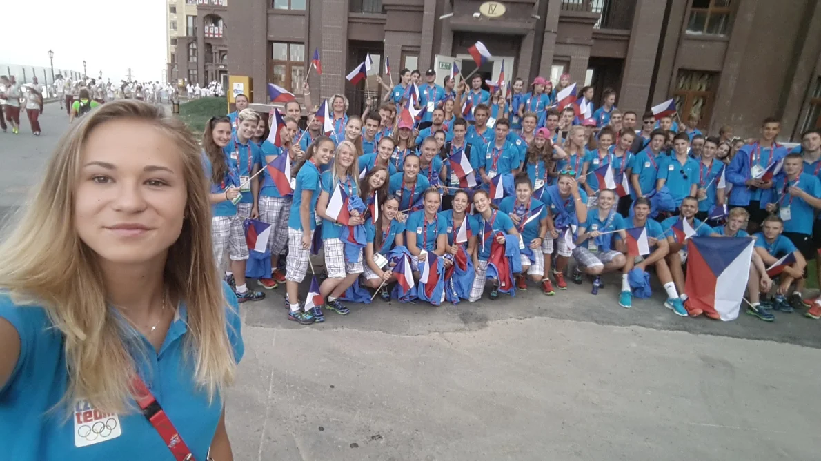 Vlajkonoška Švábíková v zimě reprezentovala na snowboardu, nyní je ve finále tyčky