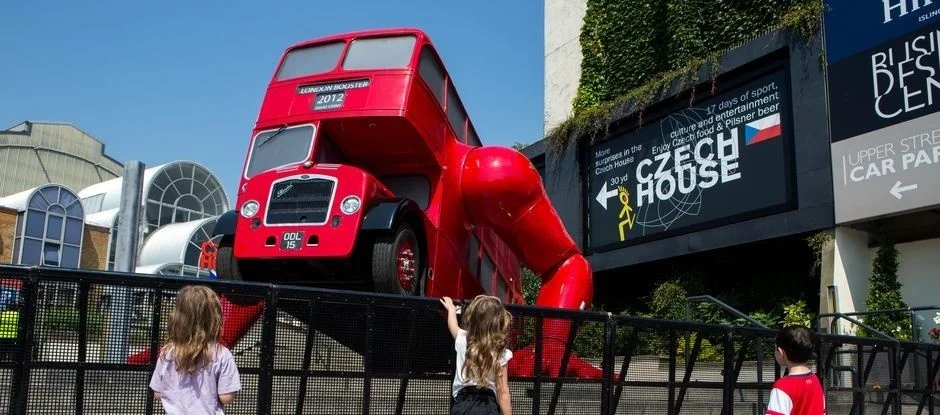 Černý představil doubledecker, který umí dělat kliky